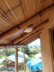 Dachüberhang mit Lampe